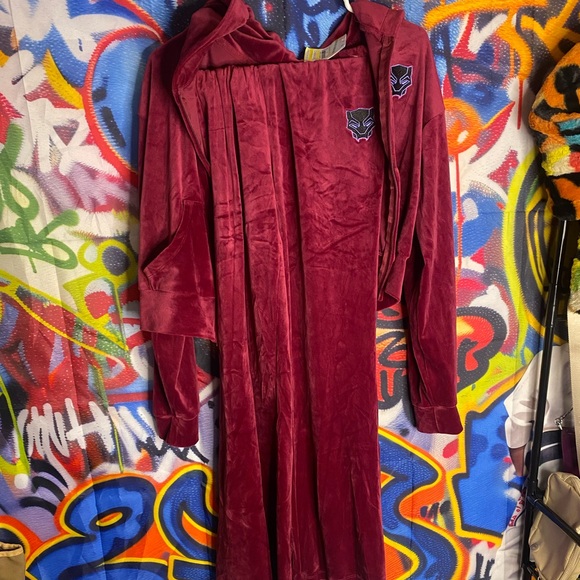 Wakanda forever sweat suit size xl - Picture 2 of 3